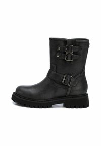 Botines negros de tobillo hechos de cuero suave, con dos hebillas laterales, una suela de goma resistente y un diseño de puntera redondeada.