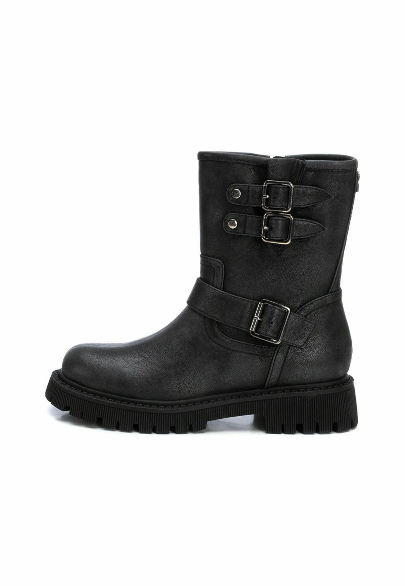 Botines negros de tobillo hechos de cuero suave, con dos hebillas laterales, una suela de goma resistente y un diseño de puntera redondeada.