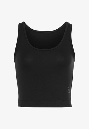 Schwarzes kurz geschnittenes Tanktop mit breiten Schulterträgern und kleinem „LA“-Logo nahe dem unteren Saum auf der rechten Seite.