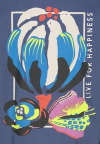 Grafische T-shirt met gedurfde bloemenontwerpen in blauw, zwart en neonkleuren op een marineblauwe achtergrond met de tekst "LEEF VOOR GELUK."