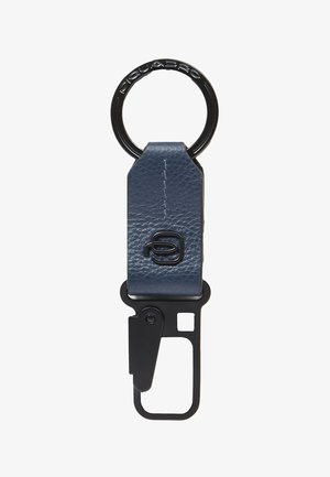 Sleutelhanger met zwarte metalen ring gegraveerd met "Piquadro," bevestigd aan een blauwe leren riem en zwarte metalen clip voor sleutels of accessoires.