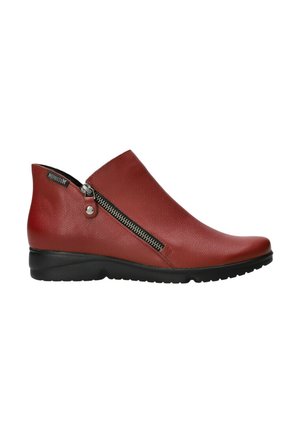 Bottine rouge en cuir pour femme à talon bas avec fermeture éclair latérale et semelle en caoutchouc noire, style enfiler pour un port facile.
