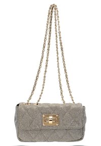Pikowana srebrna kopertówka wykonana z teksturowanej tkaniny, z złotym łańcuchem i złotym zapięciem w kształcie prostokąta.