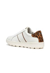 Sneaker in pelle bianca con suola spessa, caratterizzata da tre strisce marroni e un dettaglio posteriore con stampa leopardata. Fodera interna strutturata.