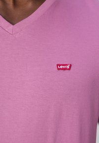 Levi's® V-NECK - T-shirt basique - bordeaux