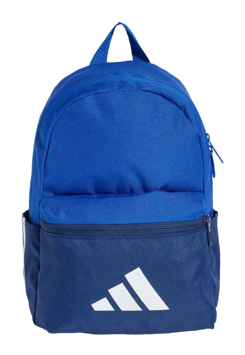 Modrá batoh s horným zipsom a predným vreckom. Vyrobený z odolnej textílie, s bielym logom a pevným držadlom na prenášanie.