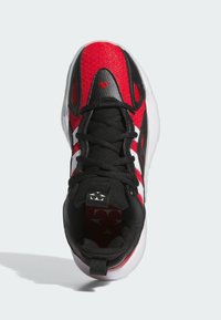 Sneaker in tessuto rosso e pelle nera con dettagli bianchi, punta tonda, design con lacci e colletto imbottito con logo sulla linguetta.