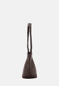 Bolso de mano de cuero trenzado marrón con forma triangular, dos asas entrelazadas y una apertura ceñida en la parte superior, mostrando una textura intrincada.