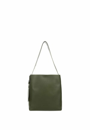 Olijfgroene leren schoudertas met een enkele band en een rechthoekige vorm, gefotografeerd tegen een effen witte achtergrond.