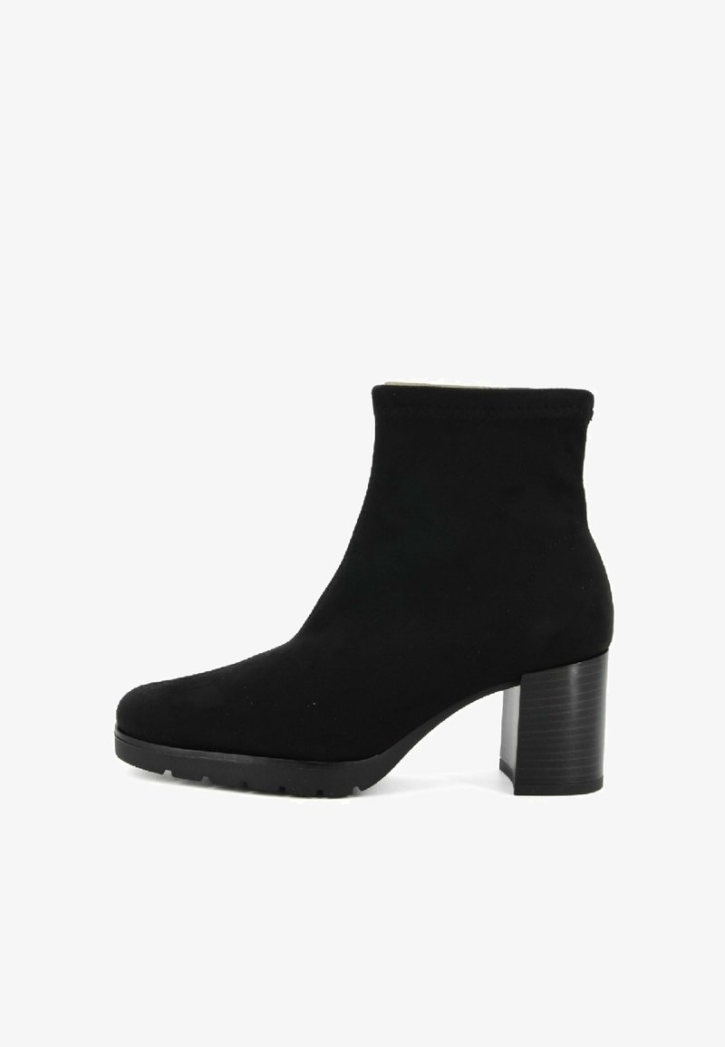 Stivale alla caviglia nero in suede, con una superficie liscia, punta quadrata e tacco a blocco con finitura testurizzata.