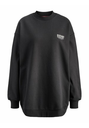 Schwarzer Langarm-Pullover mit Rundhalsausschnitt, gerippten Bündchen und einem kleinen weißen Logo "20 Studio W. Coast Dept." auf der linken oberen Brust.
