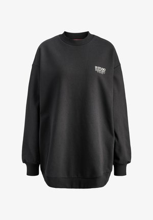 Schwarzer Langarm-Pullover mit Rundhalsausschnitt, gerippten Bündchen und einem kleinen weißen Logo "20 Studio W. Coast Dept." auf der linken oberen Brust.