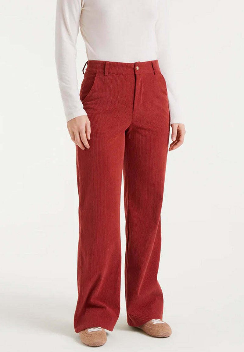 Pantalones de pana rojos con un diseño de pierna recta, alta cintura, bolsillos frontales y cierre de un solo botón. Tejido texturizado con rayas verticales.
