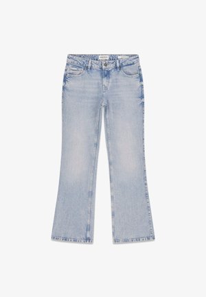 Vaqueros de mezclilla azul claro con bajos acampanados, cinco bolsillos y trabillas para cinturón. Textura desgastada en todo el tejido con cierre clásico de botón y cremallera.