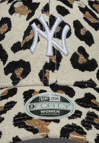 Καπέλο με λεοπάρ σχέδιο σε μπεζ, μαύρο και καφέ χρώμα, με κεντημένο λευκό λογότυπο New York Yankees και ρυθμιζόμενο λουράκι. Μέγεθος 9FORTY.