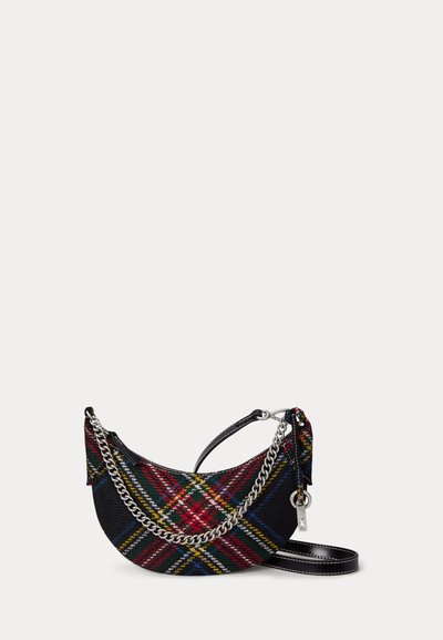 Texturált fekete táska, több színű kockás mintával, ezüst láncpánttal és ívelt kialakítással, cipzáras záródással.