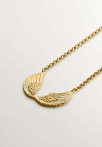 Collar de oro con un colgante en forma de ala. El colgante presenta diseños detallados de plumas. La cadena está compuesta de pequeños círculos metálicos enlazados.