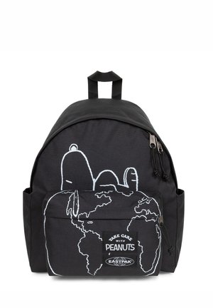 Czarny plecak z białym konturem Snoopy leżącego na mapie świata, przednia kieszeń z napisem "Take Care with Peanuts" i logo Eastpak.
