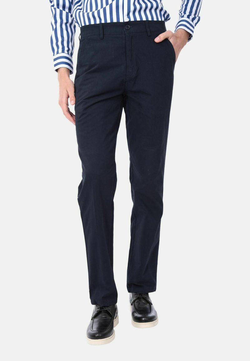 Pantaloni blu navy in un design a gamba dritta, con chiusura frontale a bottone, passanti per cintura e tasche laterali. Tessuto di cotone liscio.