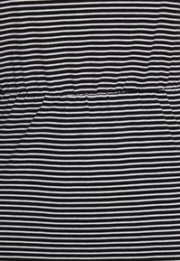 Czarnobiała materiał w paski, z poziomymi liniami i marszczoną talią. Miękka tekstura z równomiernym rozmieszczeniem pasków.