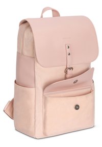 Puha rózsaszín hátizsák bőr fedéllel, egyetlen pánttal, elülső zsebbel, fém patentos záródással és sima felülettel. Egyszerű, kerekded formavilág.