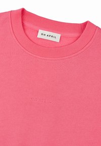 Ružová mikina z mäkkej látky, s rebrovaným výstrihom a vyšívaným logom "OH APRIL" v jemnej zodpovedajúcej farbe.
