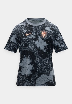 Čierne a sivé vzorované športové tričko Nike s krátkym rukávom, svetlo oranžovým logom Nike a levím erbom na hrudi.