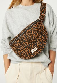 Leopardenmuster Crossbody-Tasche aus braunem und schwarzem Stoff mit Reißverschluss und verstellbarem Schulterriemen. Strukturierte Oberfläche mit Logo-Detail.