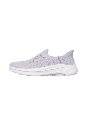 Zapatilla ligera morada clara de tipo slip-on con parte superior de punto y pequeños agujeros decorativos, con una suela acolchada blanca y gruesa.