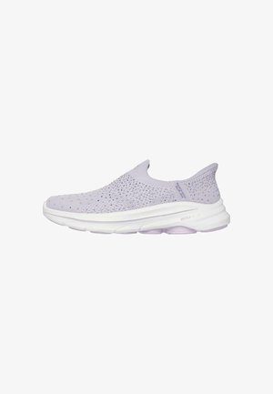 Zapatilla ligera morada clara de tipo slip-on con parte superior de punto y pequeños agujeros decorativos, con una suela acolchada blanca y gruesa.