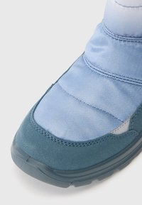 Blauer Knöchelstiefel aus einer Kombination von glattem Nylon und strukturiertem Wildleder, mit gesteppten Details und einer gebogenen, gepolsterten Sohle.