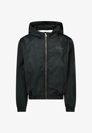 Zwarte capuchonjas gemaakt van glad, lichtgewicht stof. Voorzien van een ritssluiting aan de voorkant, elastische manchetten en zijzakken. Subtiel logo detail op de borst.