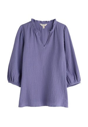 Laventelin värinen kirjotettu pusero, jossa on V-pääntie, rypytetty kaulus ja 3/4-pituiset puffihihat, valmistettu kevyestä kankaasta.