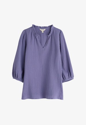 Lavendel tekstureret bluse med V-hals, flagrende krave og 3/4 puffede ærmer, lavet af letvægtsstof.