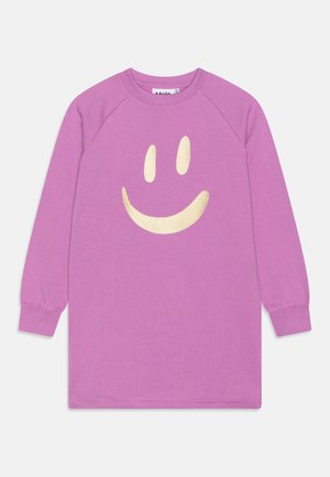 Børns lavendelfarvet langærmet kjole med guld smiley-ansigt grafik foran, rund halsudskæring og ribkanter ved ærmerne.