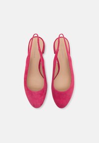 Roosa nahast slingback kingad sileda tekstuuriga, laia varbaava ja peenikeste pahkluu rihmadega. Minimalistlik disain terava varbakuju jaotusega.