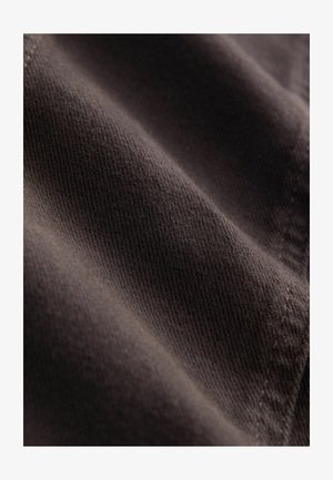 Ciemnobrązowa bawełniana tkanina o drobnej fakturze, z subtelnym ukośnym prążkowaniem i widocznymi ściegami na brzegach.