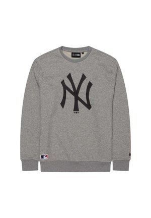 Sweatshirt gris à manches longues avec col rond, grand logo stylisé noir sur la poitrine et petite écusson du logo MLB près de l’ourlet.