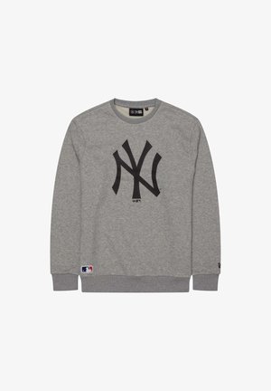 Sweatshirt gris à manches longues avec col rond, grand logo stylisé noir sur la poitrine et petite écusson du logo MLB près de l’ourlet.
