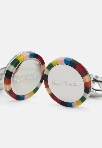 Runde mansjettknapper med multikolorerte stripete har fronter, sølvfargede sentre gravert med "Paul Smith." Polert metallhardware.