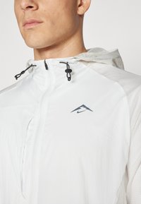 Nike Performance TRAIL AIREEZ - Vindjacka - summit white/sail/black