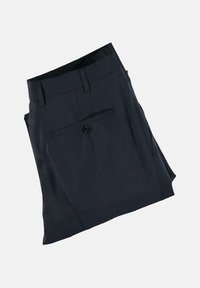 Dunkelblaue Hose aus einem glatten Stoff. Sie hat eine flache Vorderseite, Gürtelschlaufen und eine geknöpfte Gesäßtasche. Schmaler Schnitt, ohne Muster.