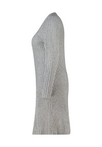 Grijze geribbelde gebreide jurk met lange mouwen, getailleerde silhouet en zijsplitten. Zachte textuur en verticale patronen verbeteren het ontwerp.