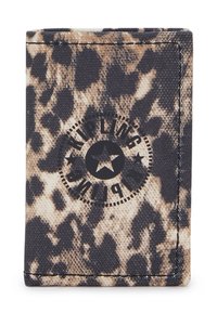 Leopardenmuster Geldbörse aus Canvas-Material, mit einem schwarzen runden Logo, das Text und Stern-Design zeigt, in Farben von Beige, Schwarz und Brauntönen.