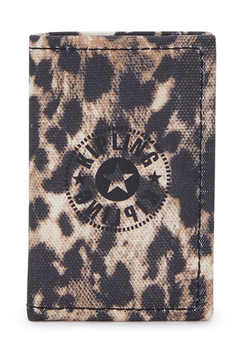 Leopardenmuster Geldbörse aus Canvas-Material, mit einem schwarzen runden Logo, das Text und Stern-Design zeigt, in Farben von Beige, Schwarz und Brauntönen.