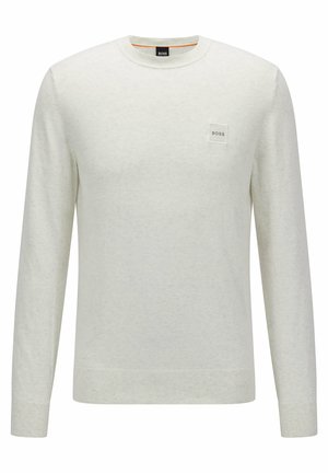 Maglione bianco a maniche lunghe con scollo rotondo, polsini e orlo a coste, caratterizzato da una piccola patch con il logo "BOSS" sul petto sinistro.