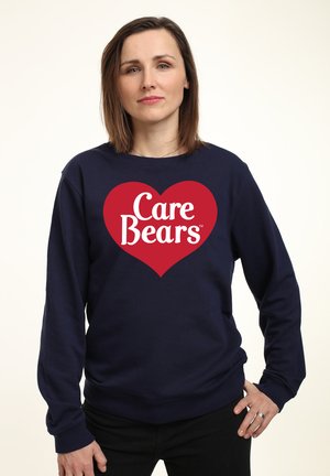 Marineblå sweatshirt med et stort rødt hjertegrafik og teksten "Care Bears." Lange ærmer, ribbede manchetter og blødt stof.