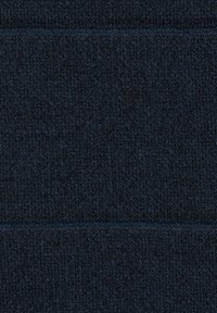 Dunkelblaues, gestricktes Gewebe mit einer strukturierten Oberfläche, das erhabene Muster und ein weiches, gleichmäßiges Gewebe aufweist.
