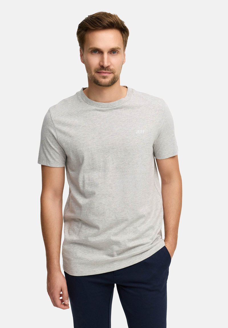 Grijze katoenen T-shirt met ronde hals, korte mouwen en subtiele 'JEFF' logo op de borst. Draagt samen met marineblauwe broek, gladde textuur, casual ontwerp.