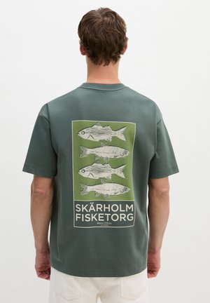 Marc O'Polo, MARC O'POLO T-SHIRT LOOSE MIT MARITIMEM RÜCKENPRINT   - T-shirt imprimé - mangrove